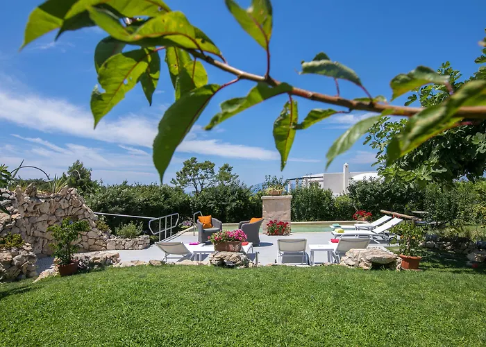 Al Mulino - Mediterranean Garden Retreat In